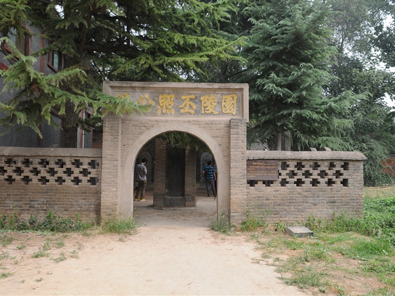陈照丕陵园大门